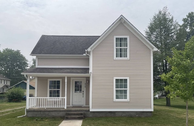 Cute Culver Home Away From Home near beautiful Lake Maxinkuckee. Pet friendly