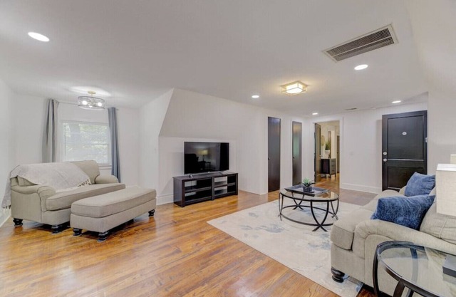 Cute Double-Suite Columbian Apartment Home!