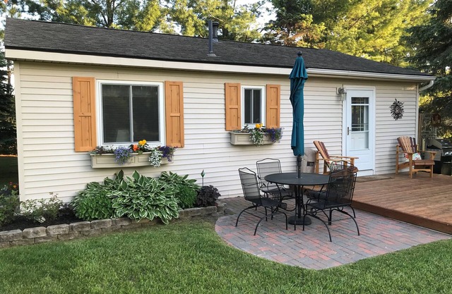 Mignon cottage entièrement meublé w / façade partagée sur Silver Lake, Traverse City !!