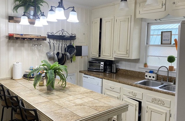 Cute home 3 mins from Nutrien, walking distance to boat landing/fishing areas!