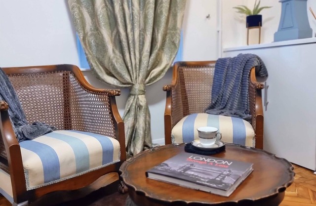 Cute Lion Cottage in Egham -Heathrow- 6 Guests