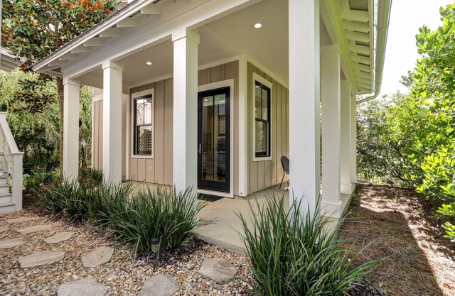 Cute little Cottage! Perfect Getaway! 2 Pools! SLEEPS 4 w/ BEACH CHAIRS!