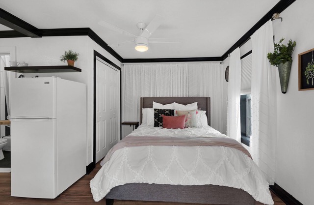 Cute little cottage located 2 blocks from the heart of Downtown Pensacola.