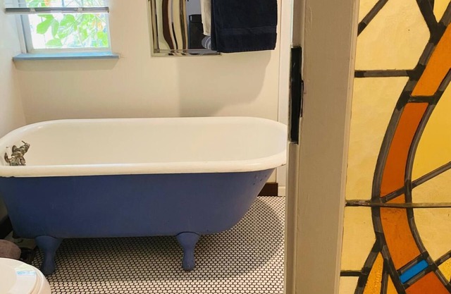 Cute little space in Noho Arts district near attractions, metro station