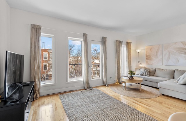 Cute & Modern Condo - (Free Parking & Near Public Transit) - AC & Private Patios