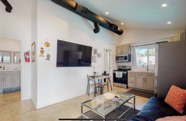 Cute One Story Residence 3 bedroom with pool/spa