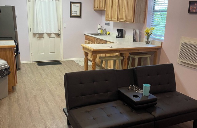 CUTE PRIVATE 1 BEDROOM HOUSE 1.5 MILES FROM BEACH