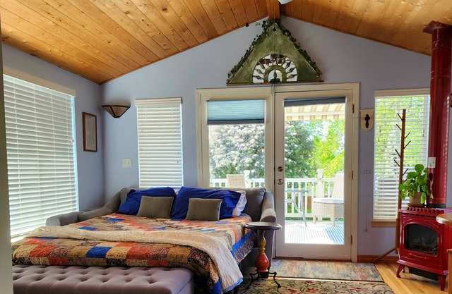 Cute private home in the heart of Yakima. Easy access to best city attractions..