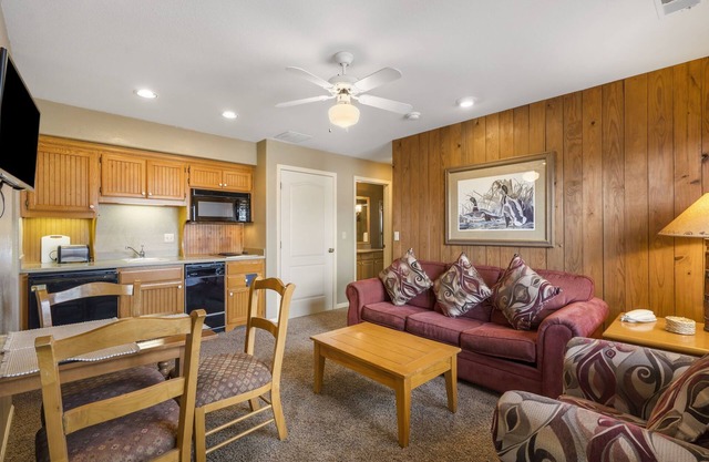 Cute Queen Suite at StoneBridge Village - minutes from SDC!
