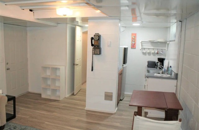 Cute studio apartment in Clevelands safest area.