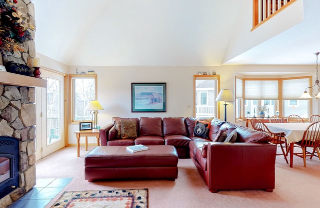 Slopeside townhome w / deck, accès direct au sentier et jacuzzi / piscine partagé!