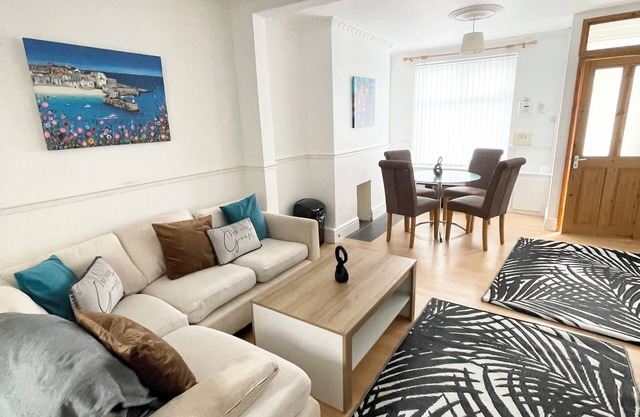 Cute two bedroom house with free street parking & WiFi