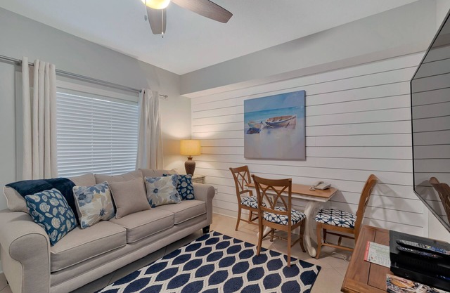 Cute/updated efficiency condo/Gulf front building/NO BALCONY OR VIEW/FREE CHAIRS