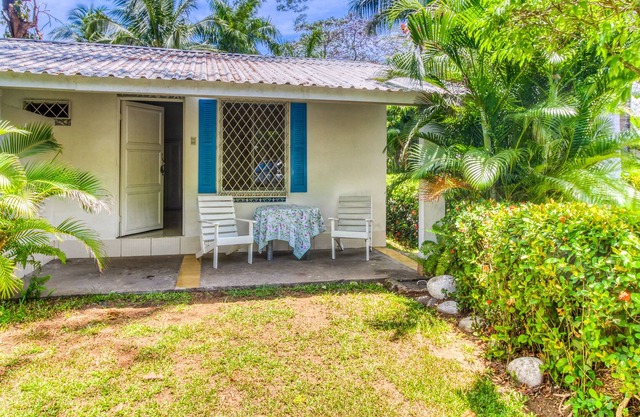 Villa mignonne à la propriété en bord de mer w / piscine partagée et de beaux jardins!