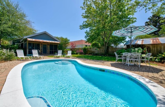 Cottage le plus mignon de Crystal Beach! Piscine privée, accès à la plage très proche