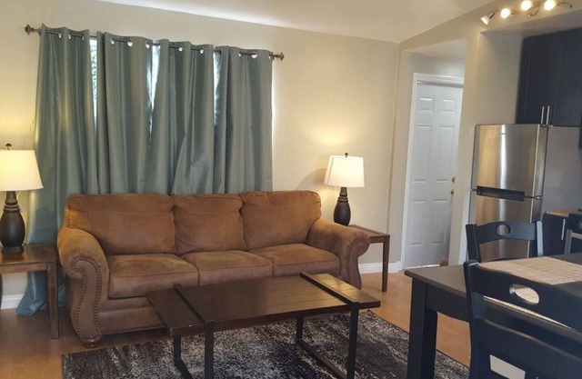 Cutie 1bd , centrally located, upgraded