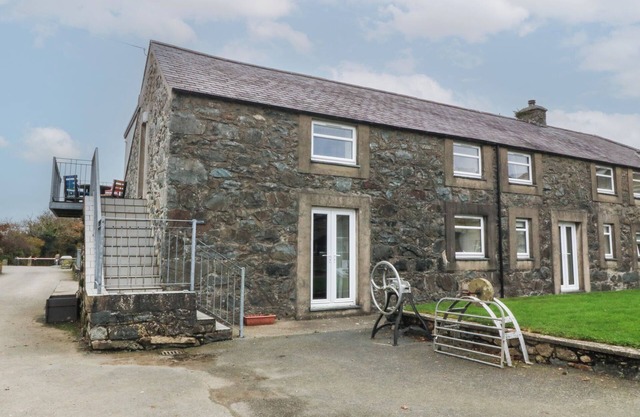 CWELLYN, pet friendly, with pool in Pwllheli