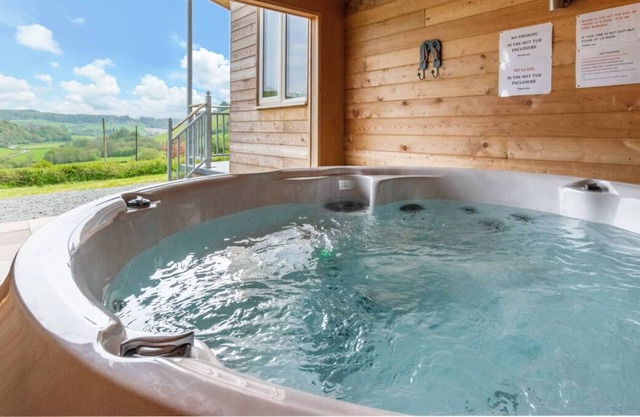 Tyncoed est une cabane en bois fabriquée artisanalement dans un cadre idyllique, dans un pays très calme et privé.