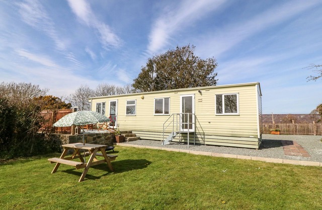 CWRT Y CEFFYL, pet friendly, with a garden in Morfa Nefyn