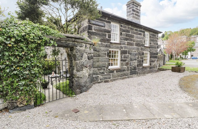 CWRT YR HARBWR, pet friendly, character holiday cottage in Porthmadog