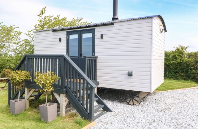 CWT Y RHOS, pet friendly, character holiday cottage in Valley