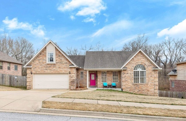 Cyclist's Haven: 4BR in Central Bentonville