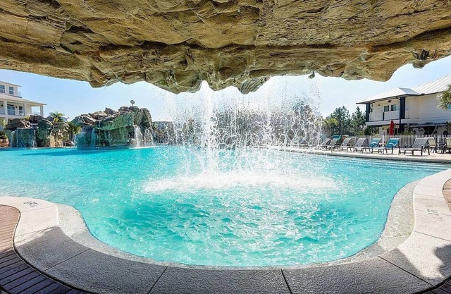 Cypress Breeze - 8 minute walk to beach