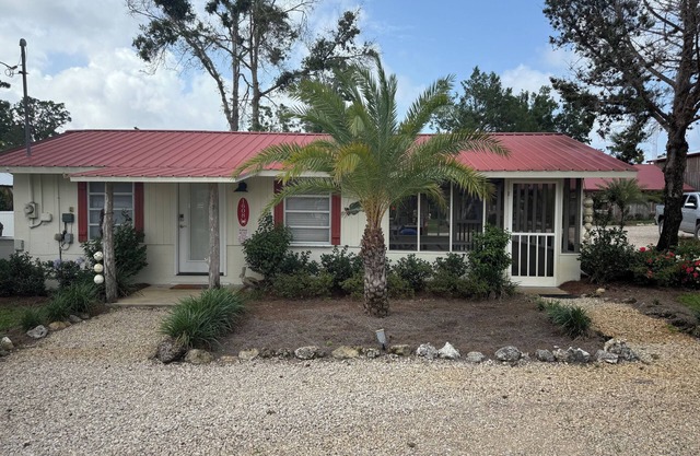 Cypress Crab Cottage in Steinhatchee! 1 bed, 1 bath, screen porch, full kitchen