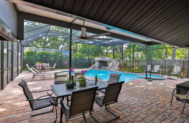 Nouvelle liste! Belle piscine à la maison avec spa, douche extérieure - à 5 min des magasins, restaurants et golfs haut de gamme