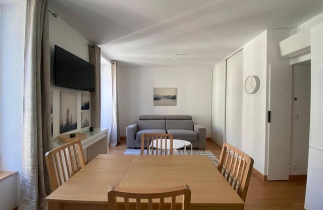 Détendez vous dans cet appartement 2 pièces calme élégant rénové entièrement.