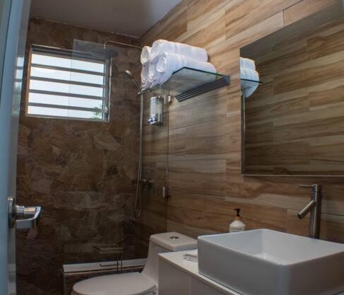 D'gianna's House Apt-WIFI close to Airport /Beaches/Rainforest