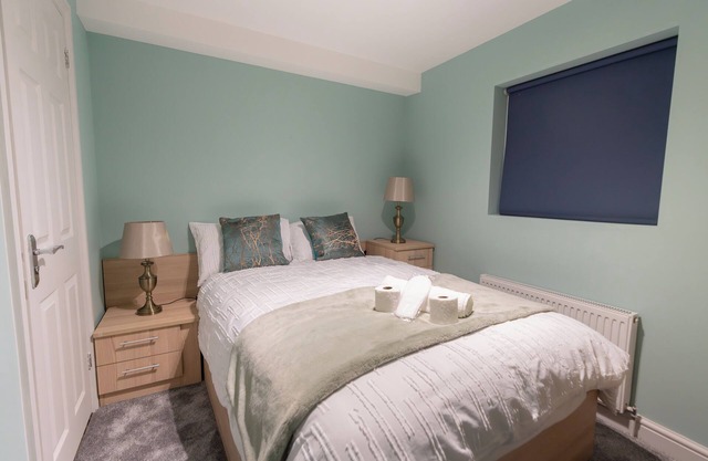D'Luxe 5 beds Home in Twickenham, London