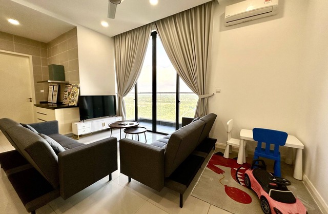 D'pristine residence 4 bedder condo opp medini mall and legoland (13 pax)