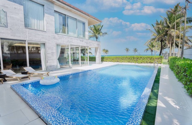 Da Nang Stunning Beachfront Villa For Big Groups
