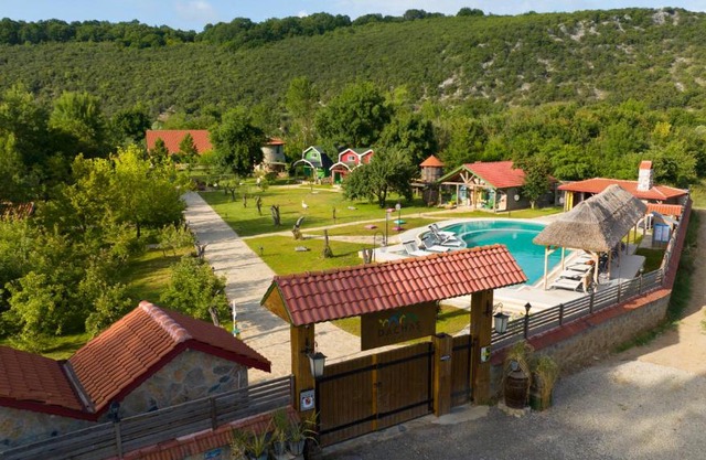 Dachas Cove Hotel