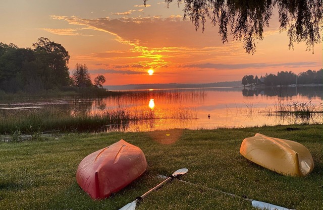 Le paradis de papa sur Pigeon Cove offre des vues sur le lever du soleil sur l'eau et l'accès au lac!