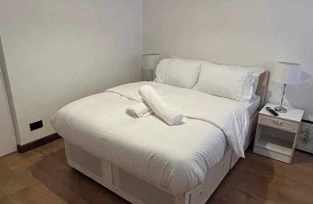 Dagenham - House - Sleeps 5 - Parking - 90WS