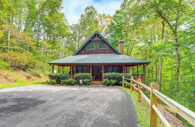 Dahlonega Cabin w/ Hot Tub, 4 Mi to Downtown!