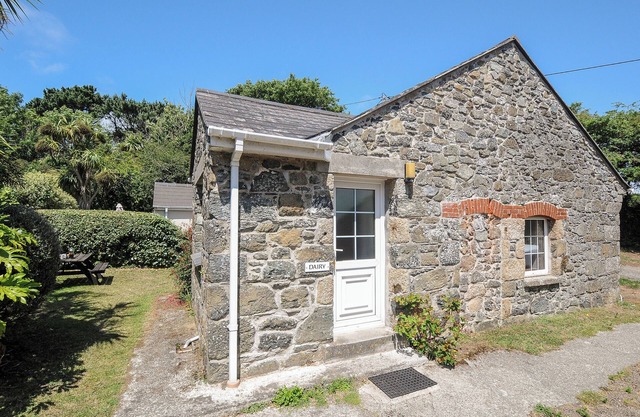 DAIRY COTTAGE, pet friendly, country holiday cottage in Mullion