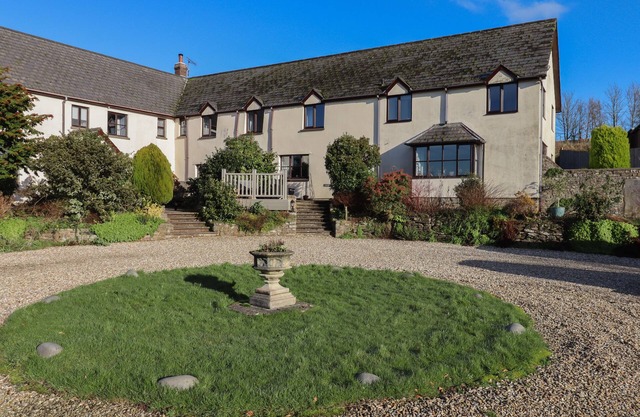 DAIRY COTTAGE, pet friendly, with a garden in South Molton