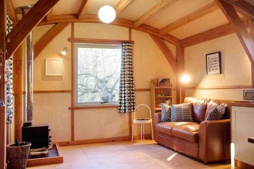 Daisy-a romantic logcabin hiding amongst the trees