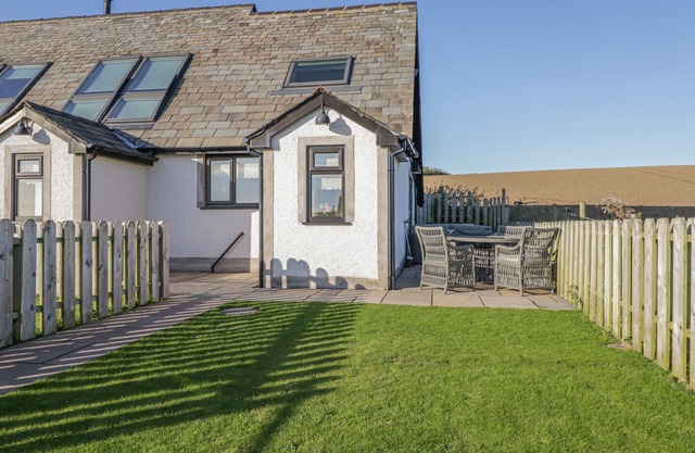 Daisy Cottage, romantique, avec bain à remous dans Aldingham, Réf 926824