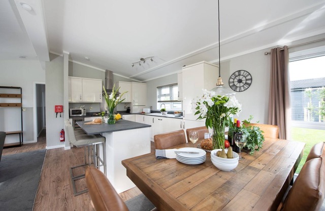 Daisy Lodge, 6 Roadford Lake Lodges
