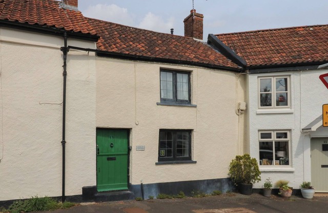 DAMSON COTTAGE, pet friendly, with open fire in Nether Stowey