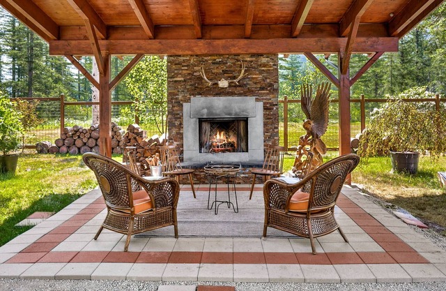 Dancing Bear Cabin - hot tub, river view, EV charger
