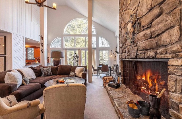 Dancing Bear @ Stratton Mt - Spacious 4 Bedrms/4 Bath Home Hot Tub & Fireplaces