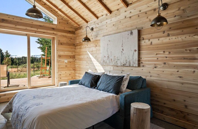 Dancing Bees Cottage - A "Rustic-Chic" Cabin near the Secluded Ella Beach