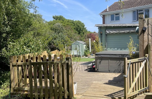 DaneSide New Forest 3 bed house. Hot tub, on stream by sea & shops. Dog friendly