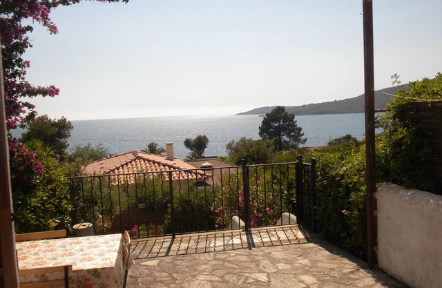 Dans résidence arborée, 100m des plages , villa mitoyenne vue mer .