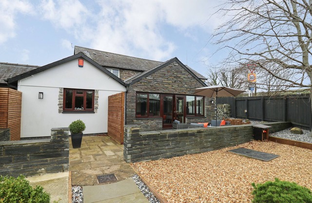 DANT Y LLEW, family friendly, with hot tub in Bow Street, Wales